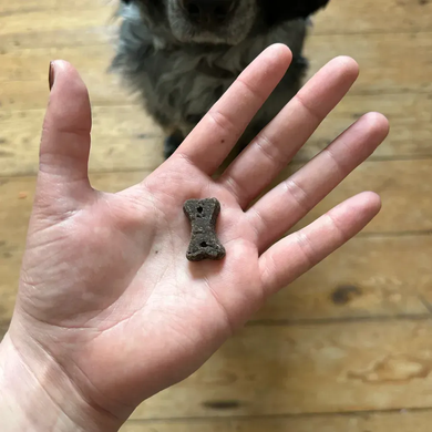 Печиво для собак Beco Pets Шоколад з керобом, ромашкою та кіноа, 70 г